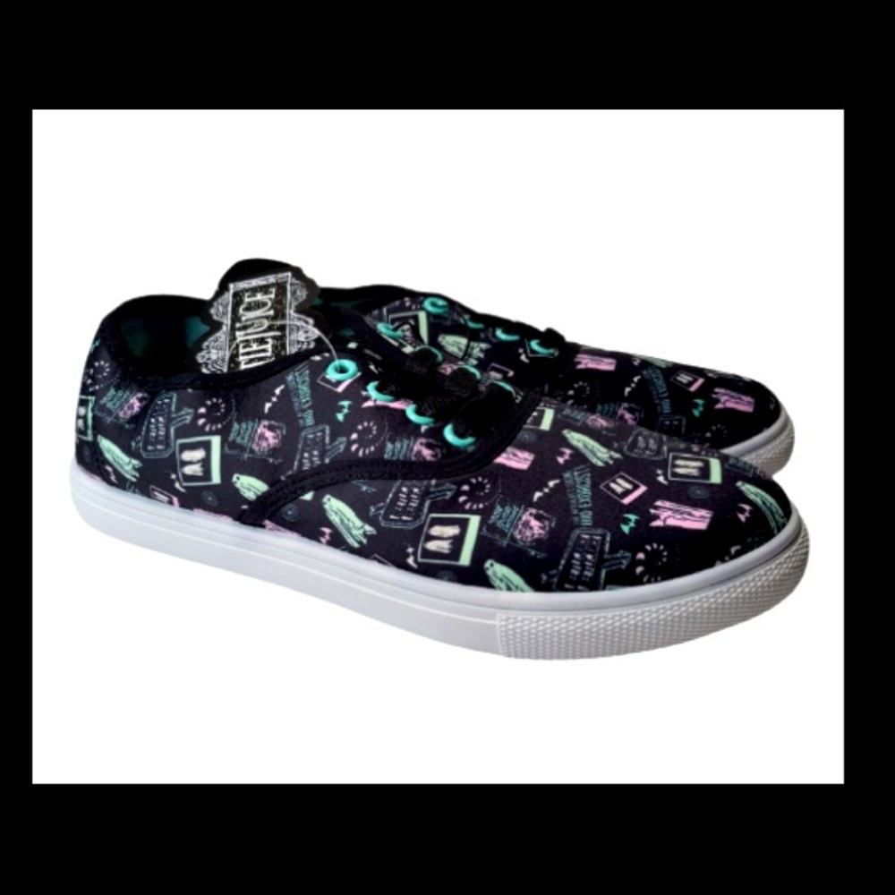 Beetlejuice lace up sneakers women size 7